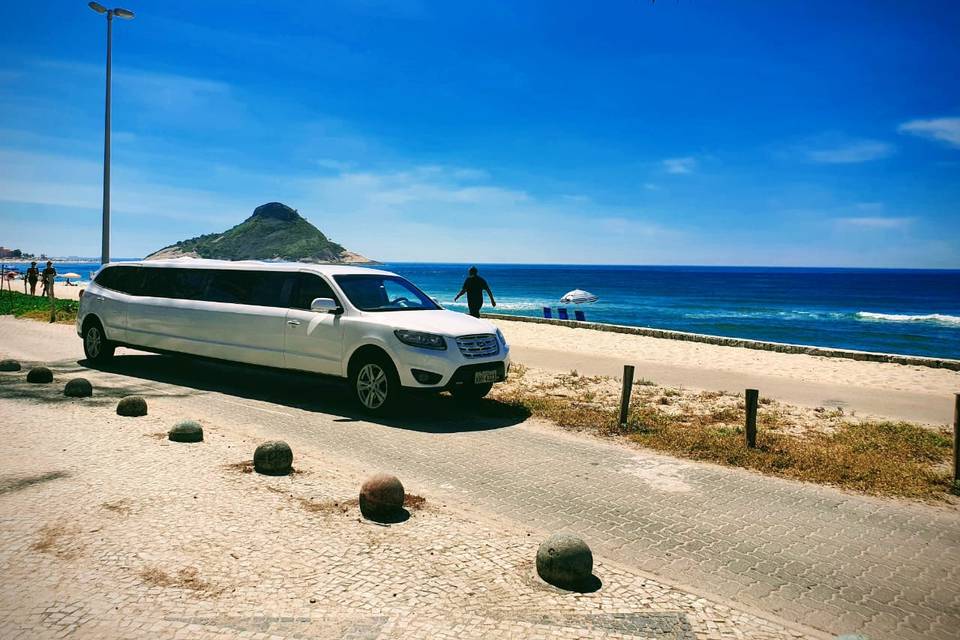 Limousine branca na praia RJ