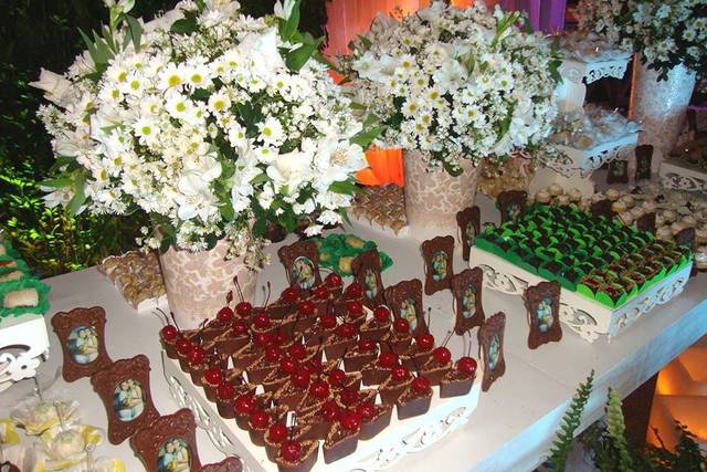 Linda mesa de doces e rosas tr