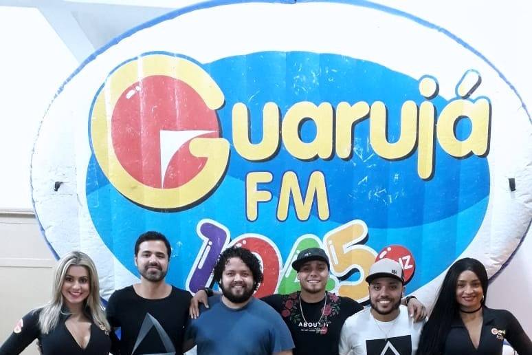 A banda com a rádio Guarujá FM