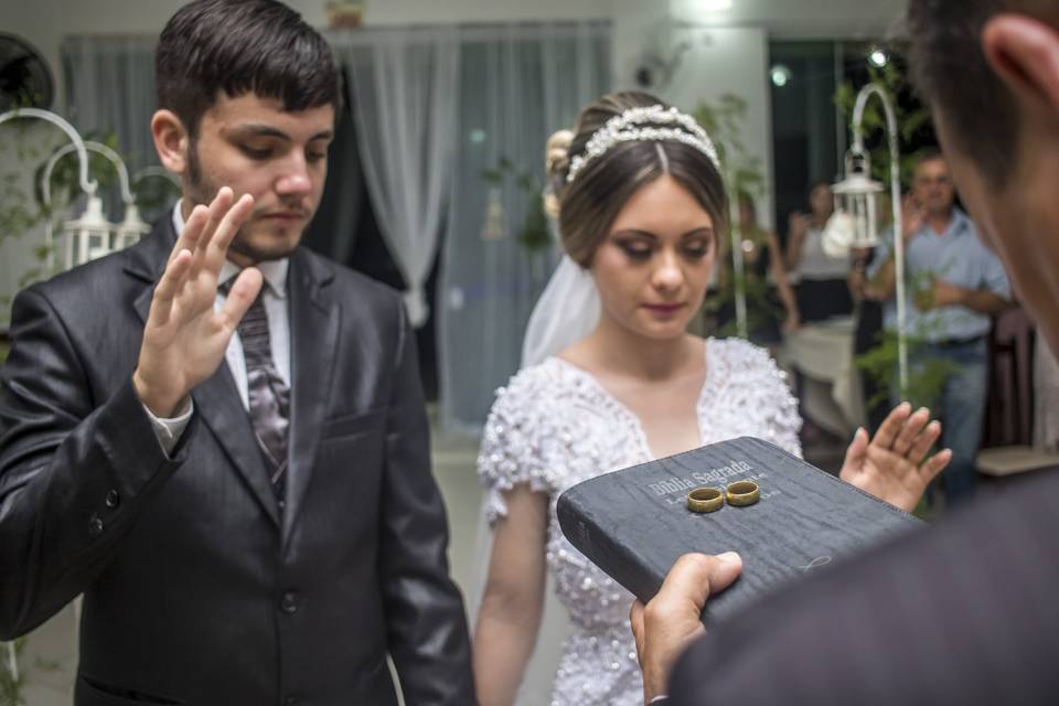 Noivos Orando pelo casamento