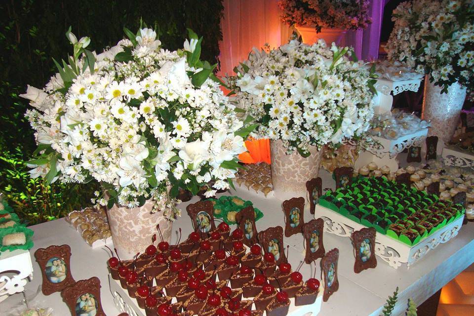 Linda mesa de doces e rosas tr