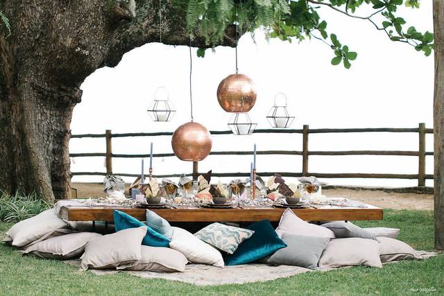 Linda mesa em nosso jardim