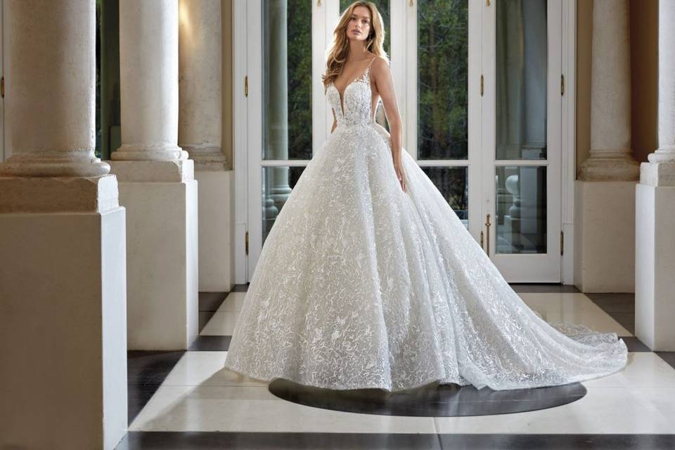 Elizabeth Marie Noivas - Vestido de noiva princesa com saia de tule, estilo  romântico, porém com um ar clássico. Um modelo imponente e elegante. Agende  seu horário e experimente nossos lançamentos. WhatsApp