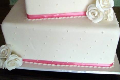 Bolo de casamento com noivinhos e detalhes em rosa