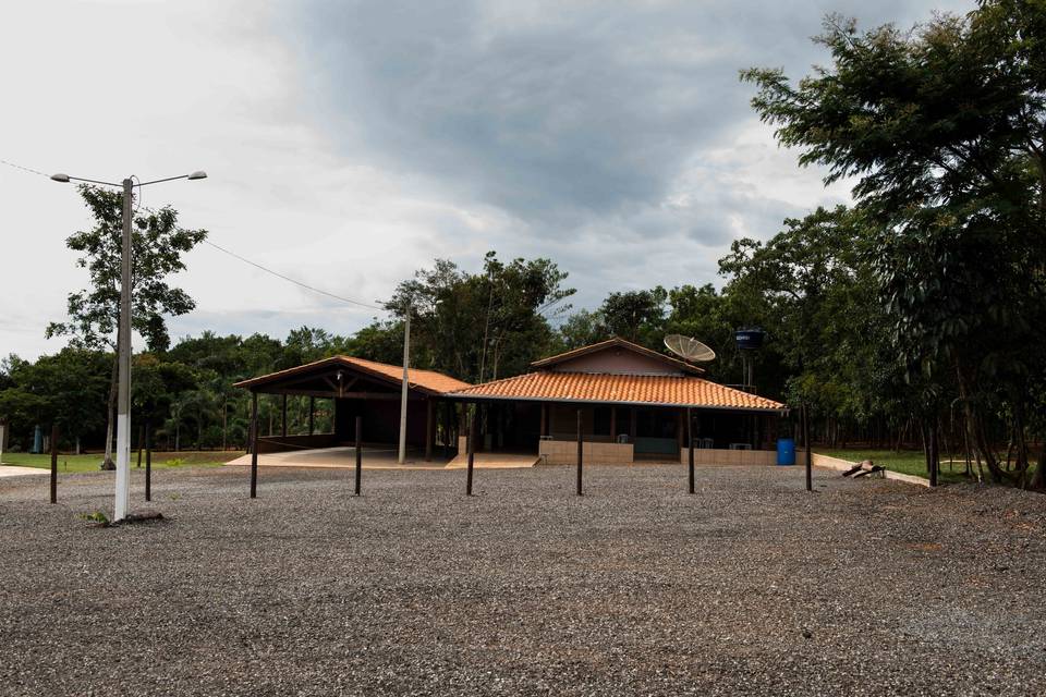 Piscina e área para casamento.