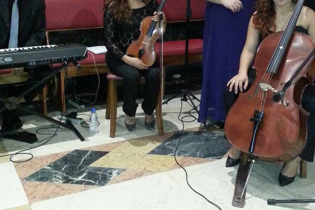 Voz, teclado, violino e cello.