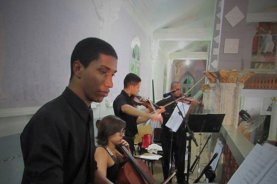 Cello, 2 violinos e piano