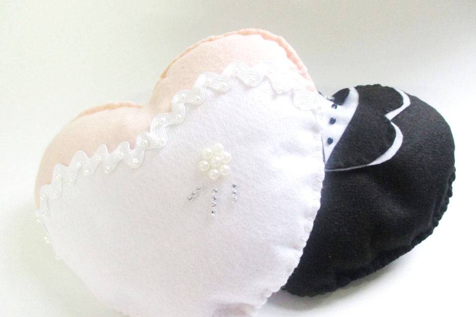 Mini almofada coração noivos