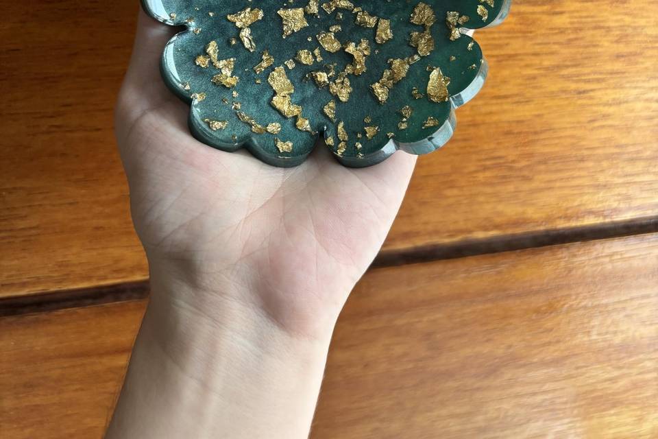 Porta-joias com folhas de ouro
