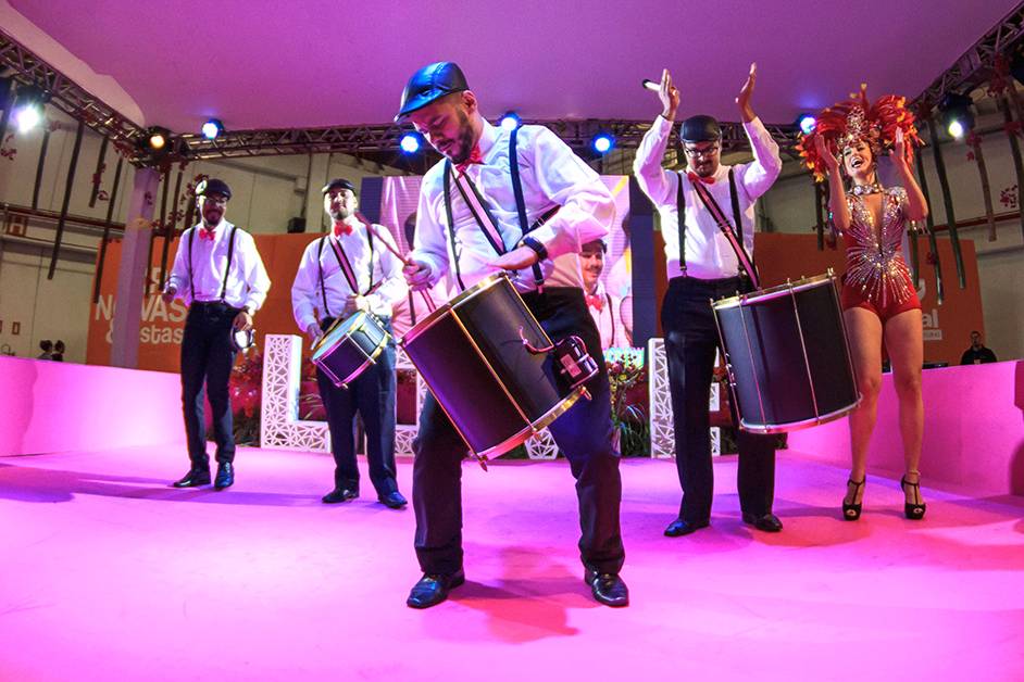 Bateria e Passista no Palco