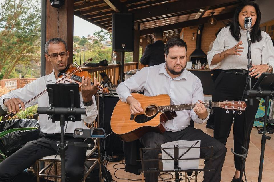 TRIO: Violão, Vocal e Violino