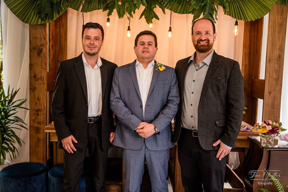 Noivo e padrinhos