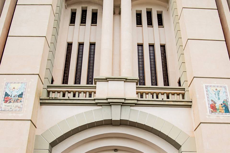 Em frente a igreja
