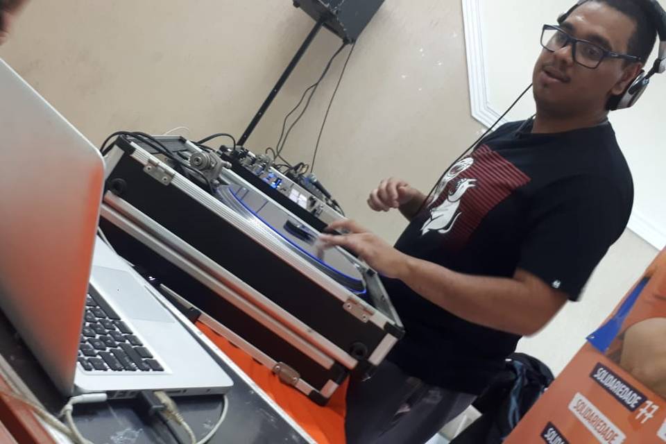 Dj com toca-discos