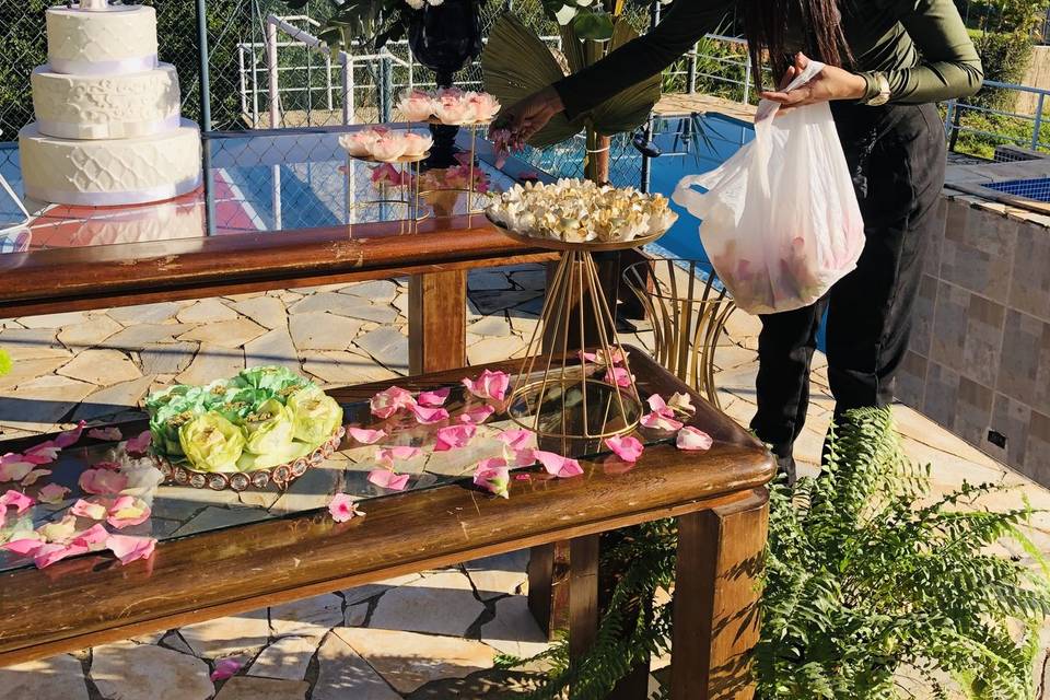 Organização mesa de doces.