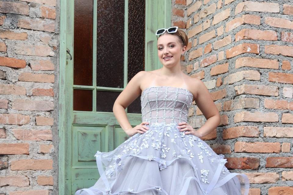 DEBUTANTE IT GIRL