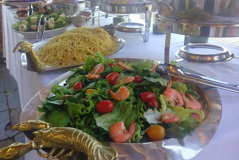 Salada com camarões