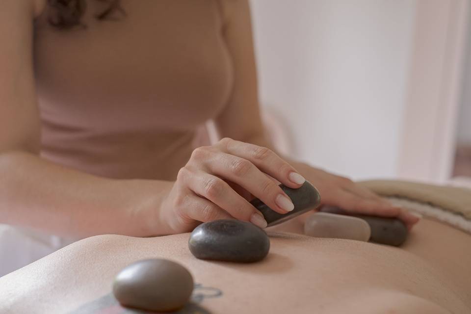 Massagem com pedras quentes