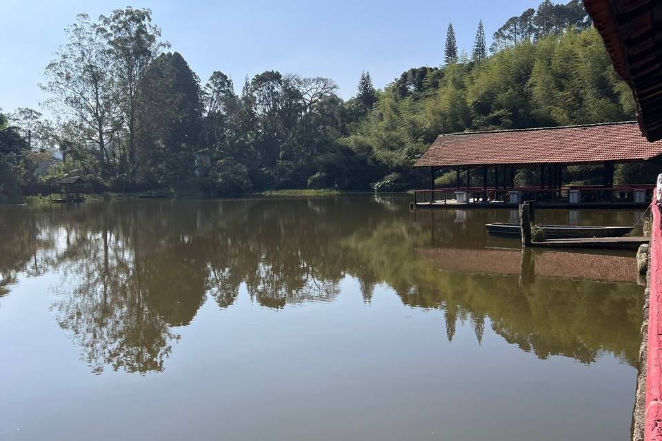 Salão no lago