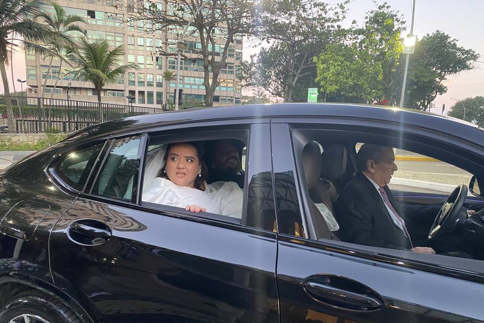 Casal indo para festa