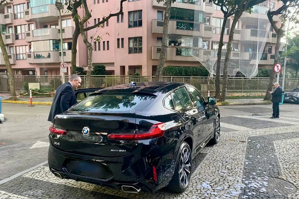Motorista entrando no carro