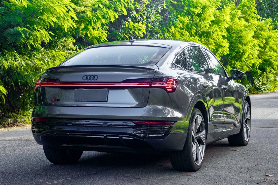 Audi Q8 Cinza 2024
