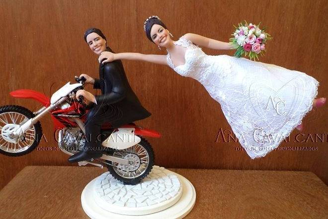 Topo de Bolo Casamento com Noivos em cima da moto. Venda e Locação.