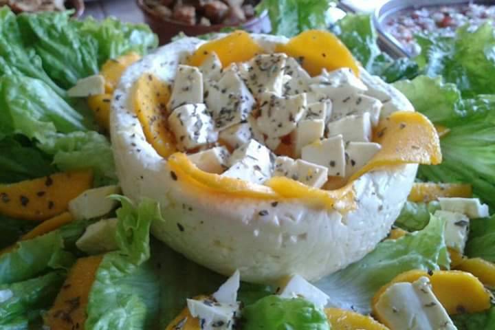 Queijo branco com tomate seco