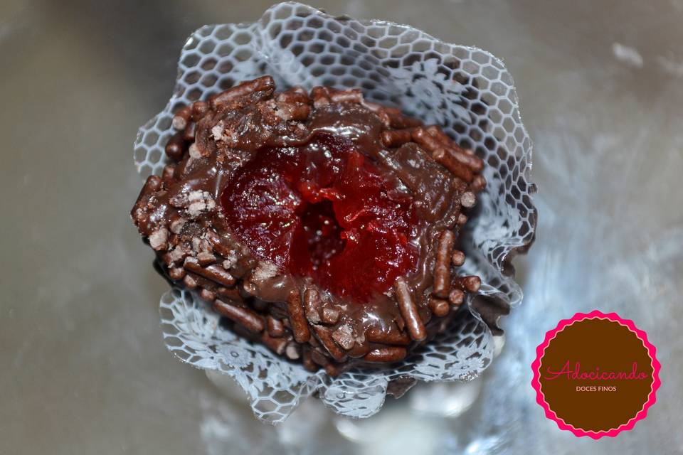 Brigadeiro recheado com cereja