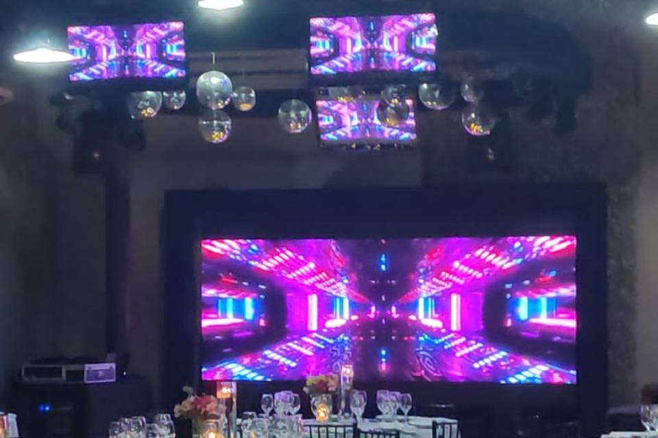 Estrutura com painel e tvs