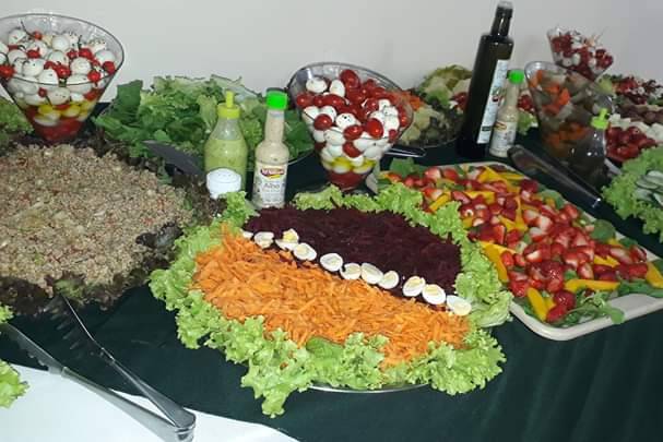 Mesa Frutas e salada