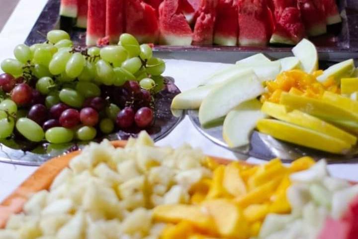Mesa frutas e saladas