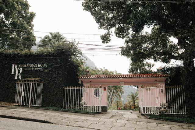 Entrada da mansão rosa