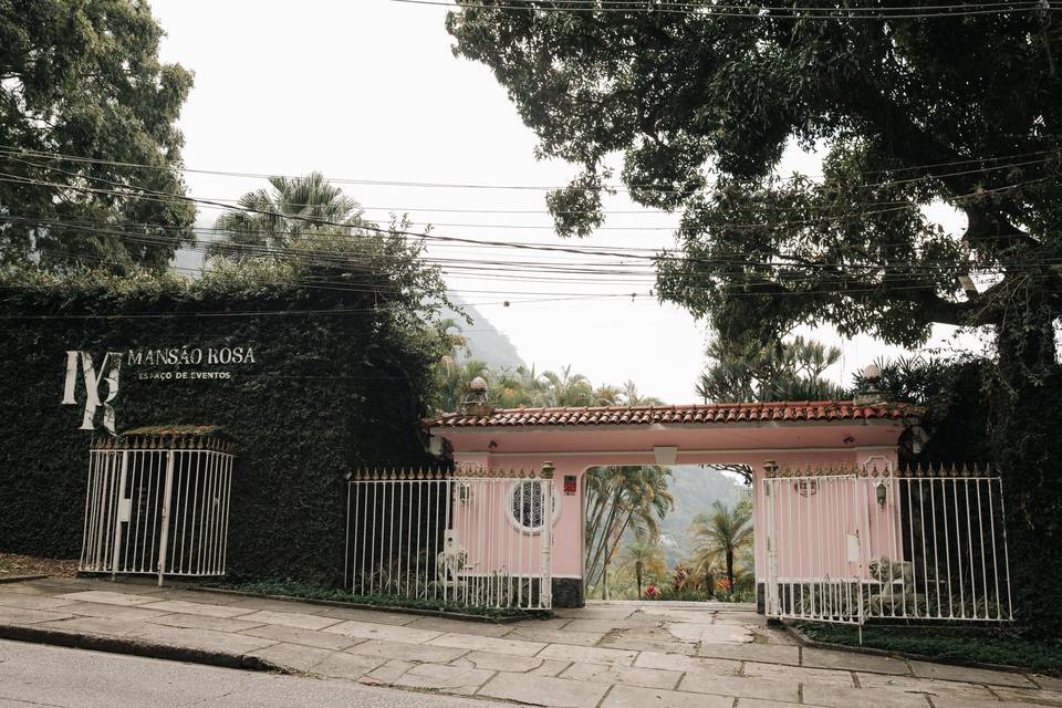 Entrada da mansão rosa