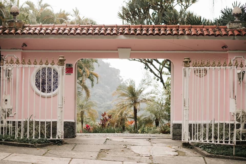 Entrada da mansão rosa