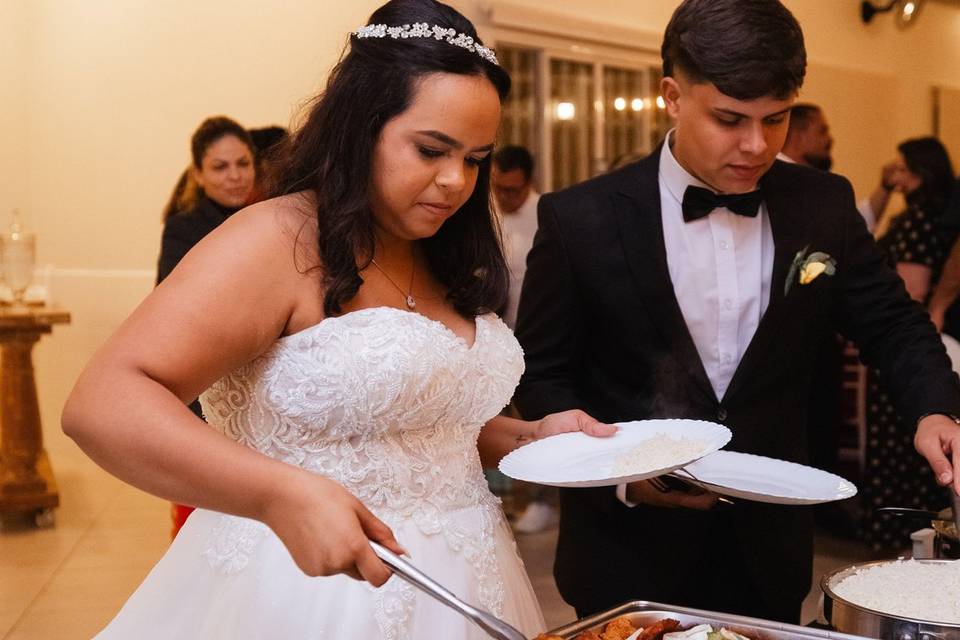 Noivos abrindo o jantar