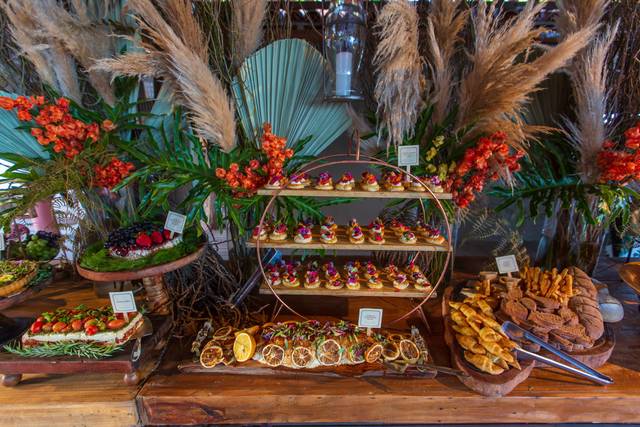 Mesa de antepastos decorada.