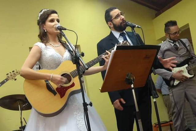 Cantando com o novo casal