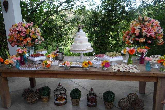 Mesa do bolo e doces
