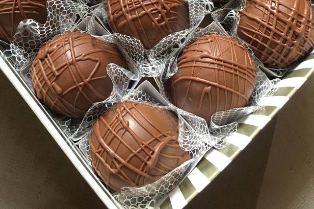 Trufas envolvidas com renda