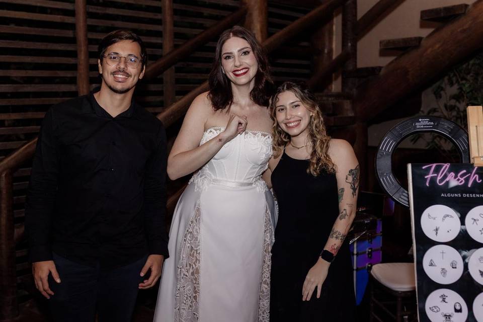 Equipe e noivos felizes