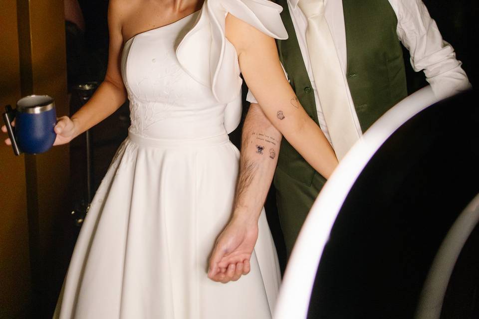 Noivos felizes pos tattoo