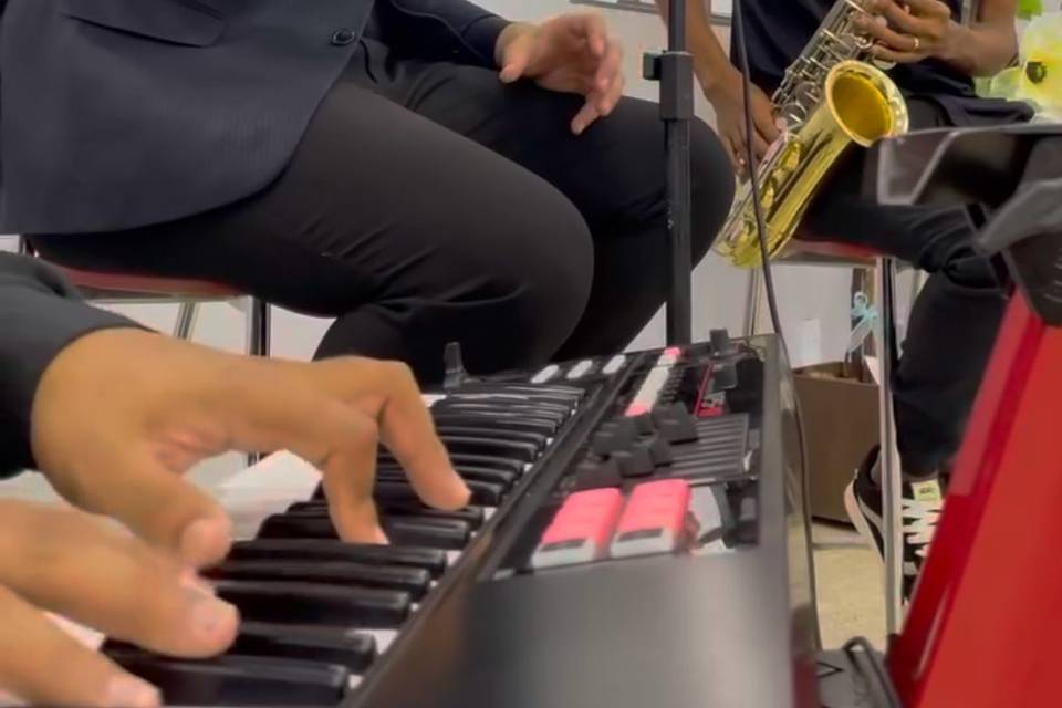 Teclado, voz e sax