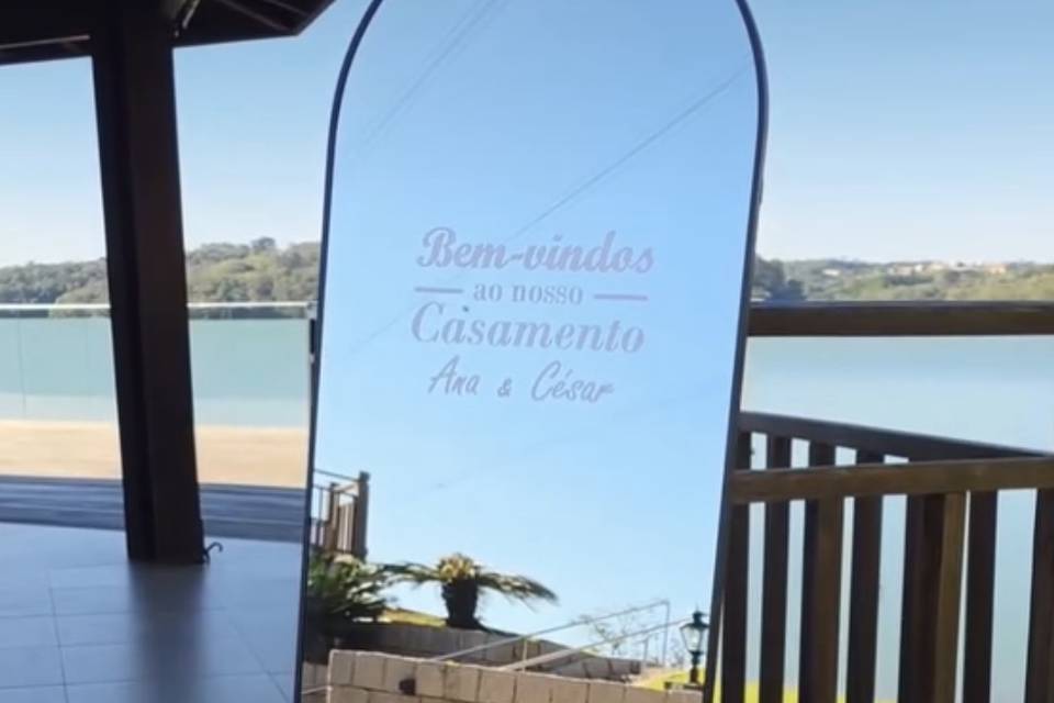 Espelho com arranjo