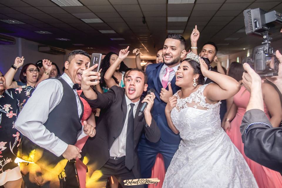 Banda agitando a pista