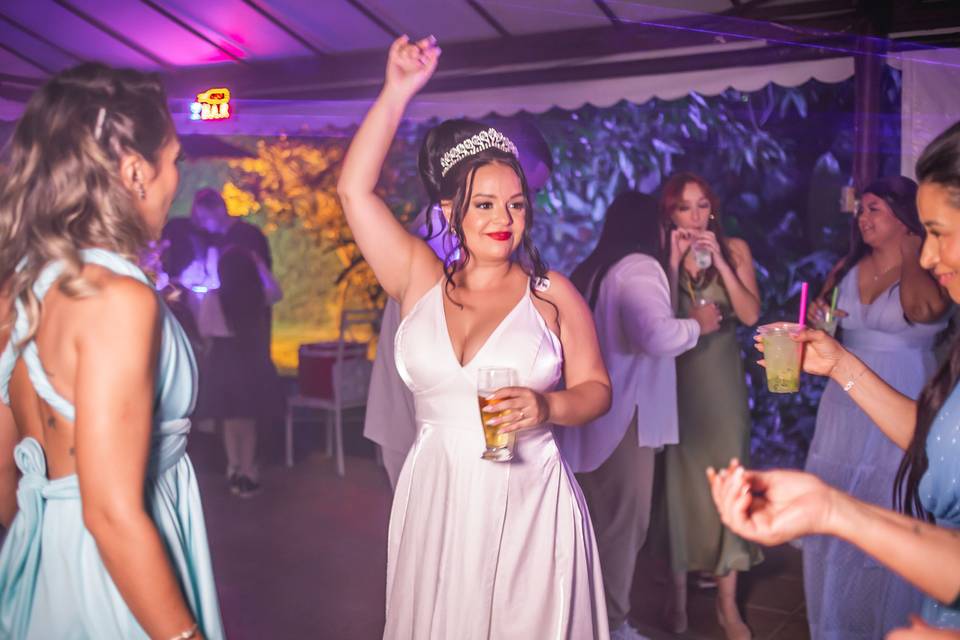 Noiva curtindo a pista com DJ