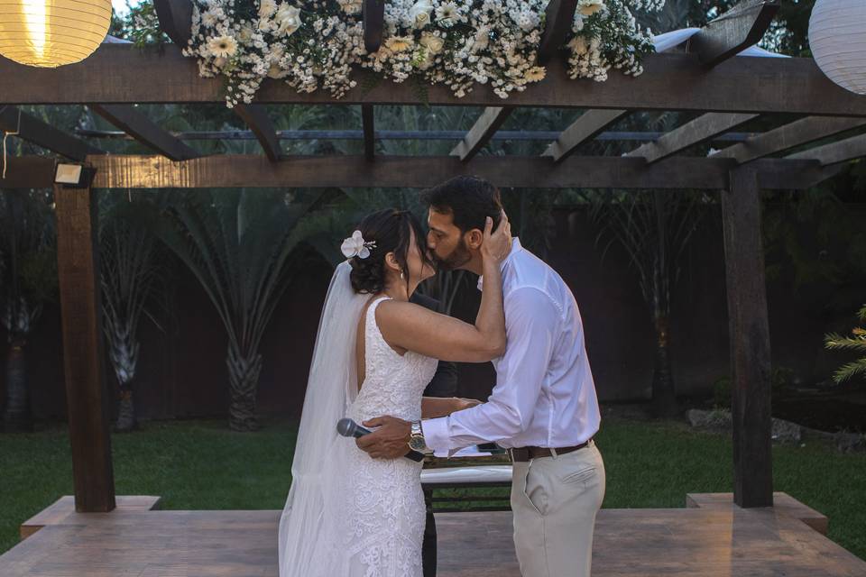 Hora do beijo.
