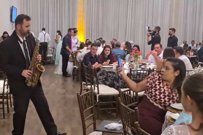 Saxofonista durante o jantar