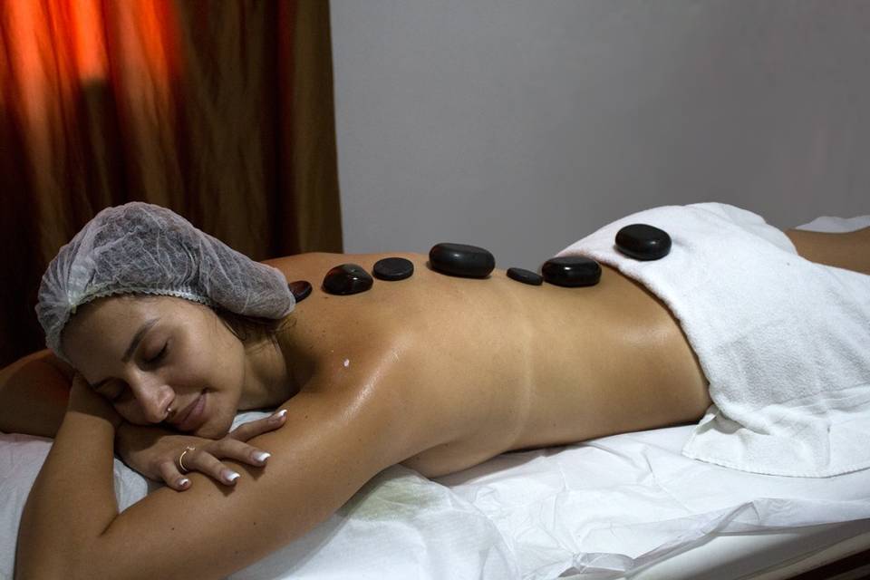 Massagem Relaxante com Pedras