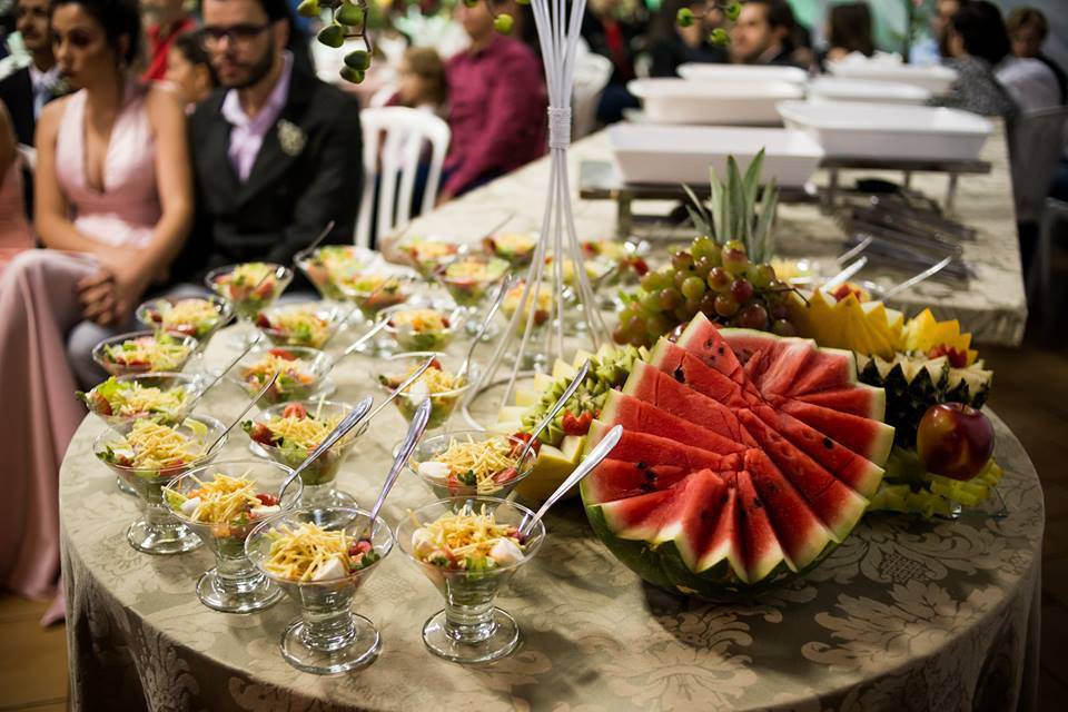 Mesa de frutas e salada na taç